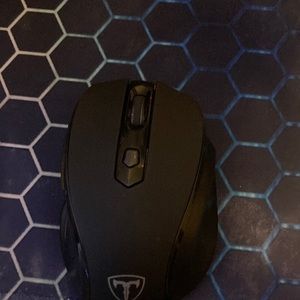 Selling a black mouse it is in great condition and it is wireless